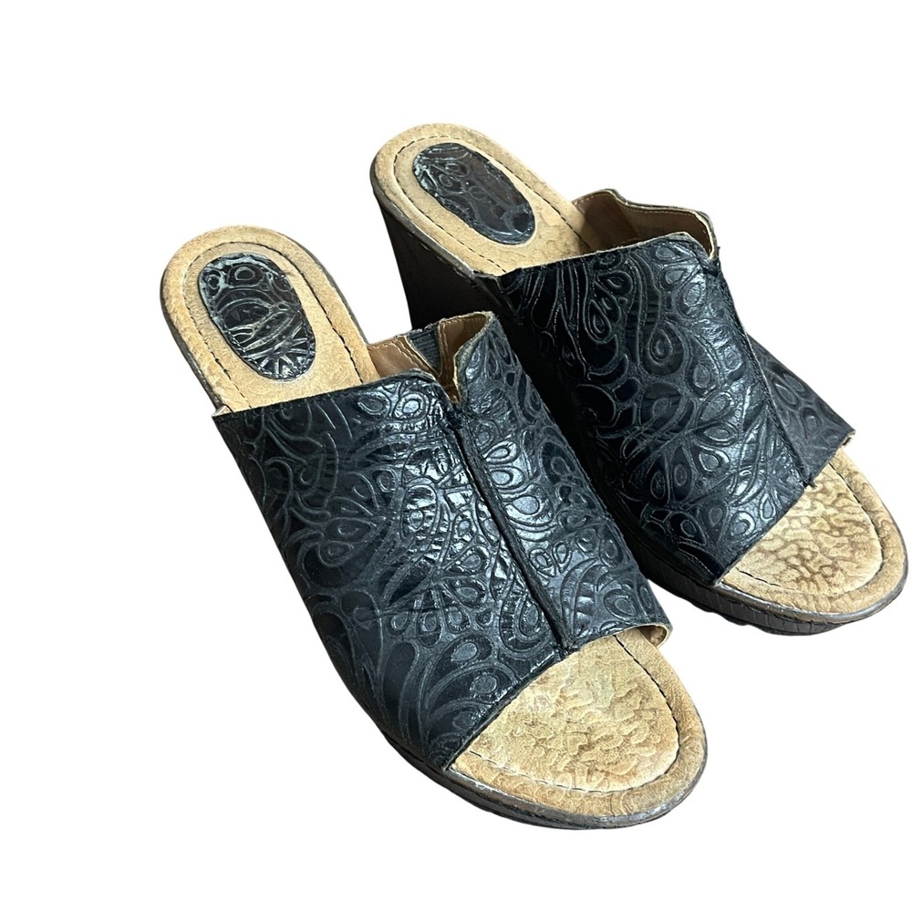 B.O.C. BY BORN EMBOSSED FLORAL TOOLED LEATHER WEDGE SANDALS‎  SIZE 9M